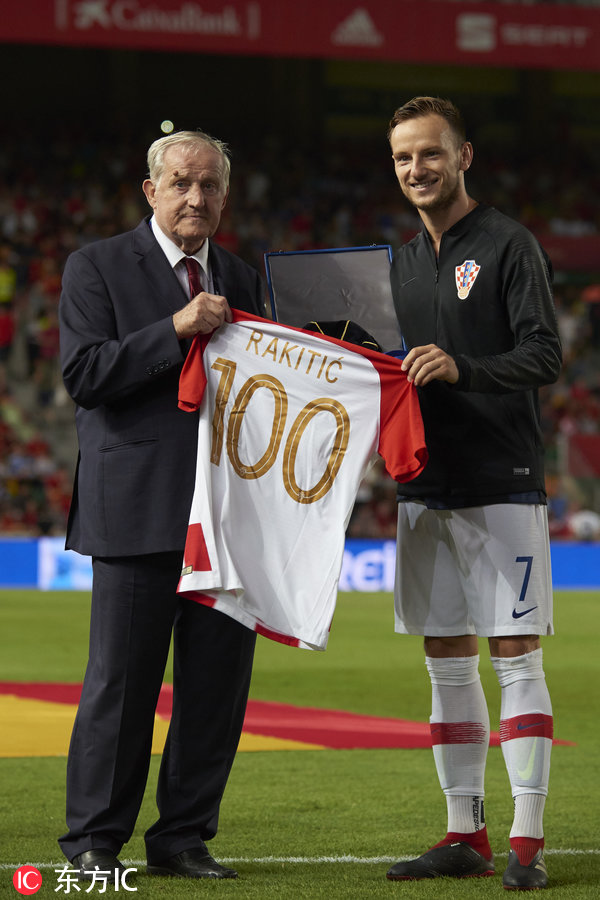 拉基蒂奇获赠纪念球衣(一箭双雕!