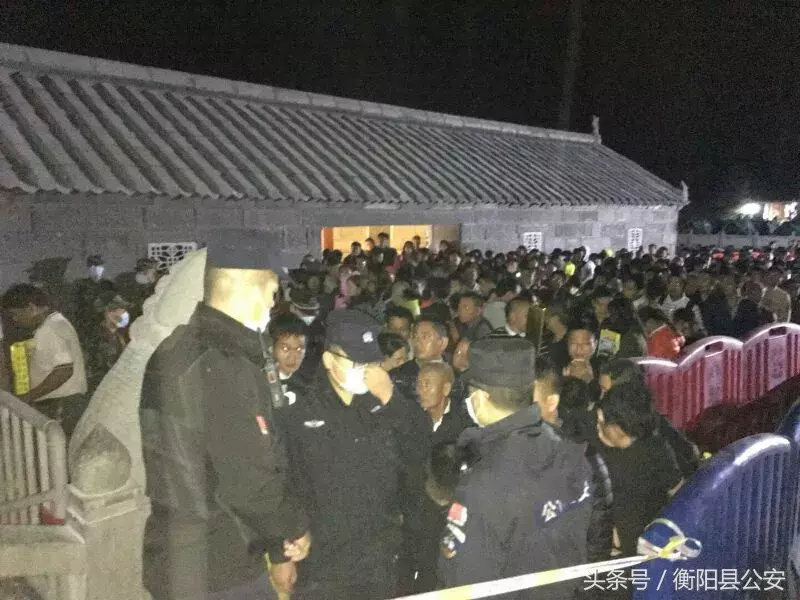 南岳数十万香客为“圣帝”庆生 衡阳县百余警力祝融峰“护航”祈福