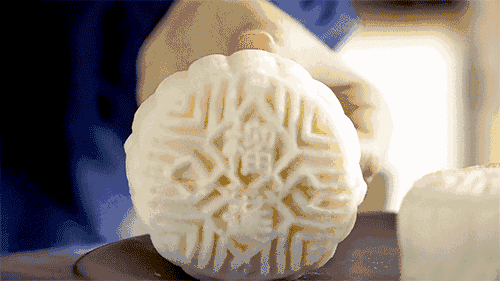 这才是冰皮月饼的正确打开方式……榴莲冰皮月饼,雪花酥