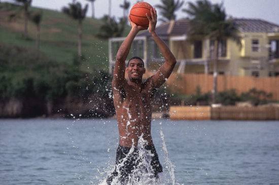 邓肯为什么叫nba球员(14岁母亲早逝，父亲是泥瓦匠，邓肯是怎么成为NBA巨星的？)