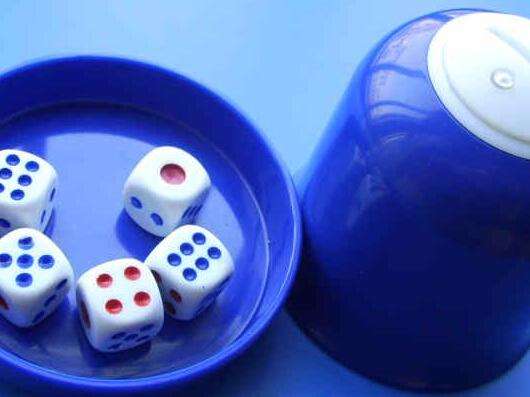 经典喝酒游戏——大话骰,朋友喝酒必备酒桌游戏,超好玩的游戏