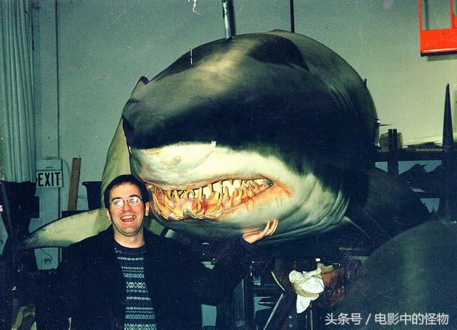 鲨鱼怪物之一《深海狂鲨》变异大鲨鱼评析,世界上最聪明的鲨鱼?