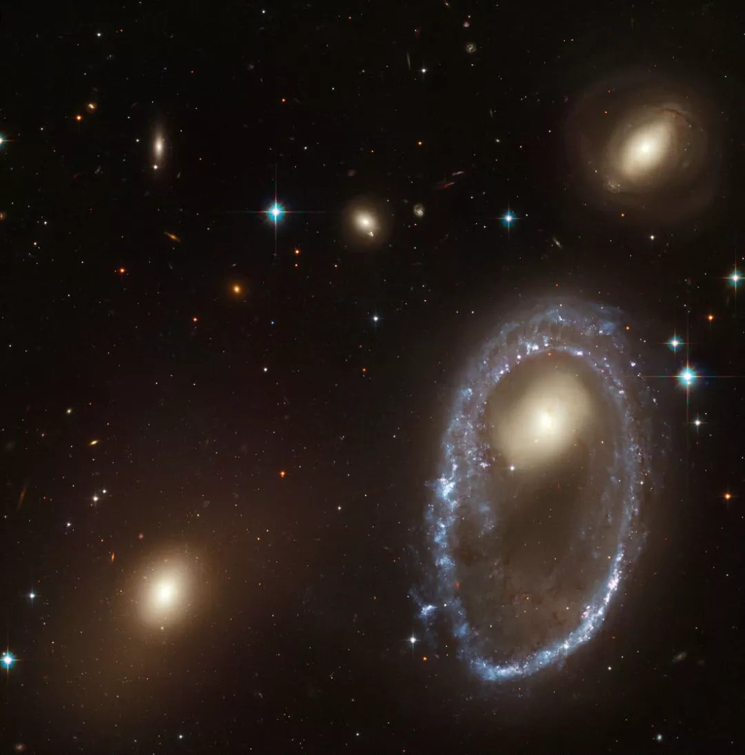星际之门宇宙飞船(飞鱼座方向黑洞中子星列成环状，已打开15万光年宽神秘星际之门)