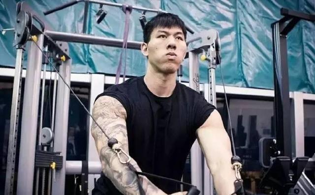 张鸿林为什么不参加cba（卧推190kg，堪比詹姆斯的铁牛张鸿林为何无缘CBA？）-趣拿体育