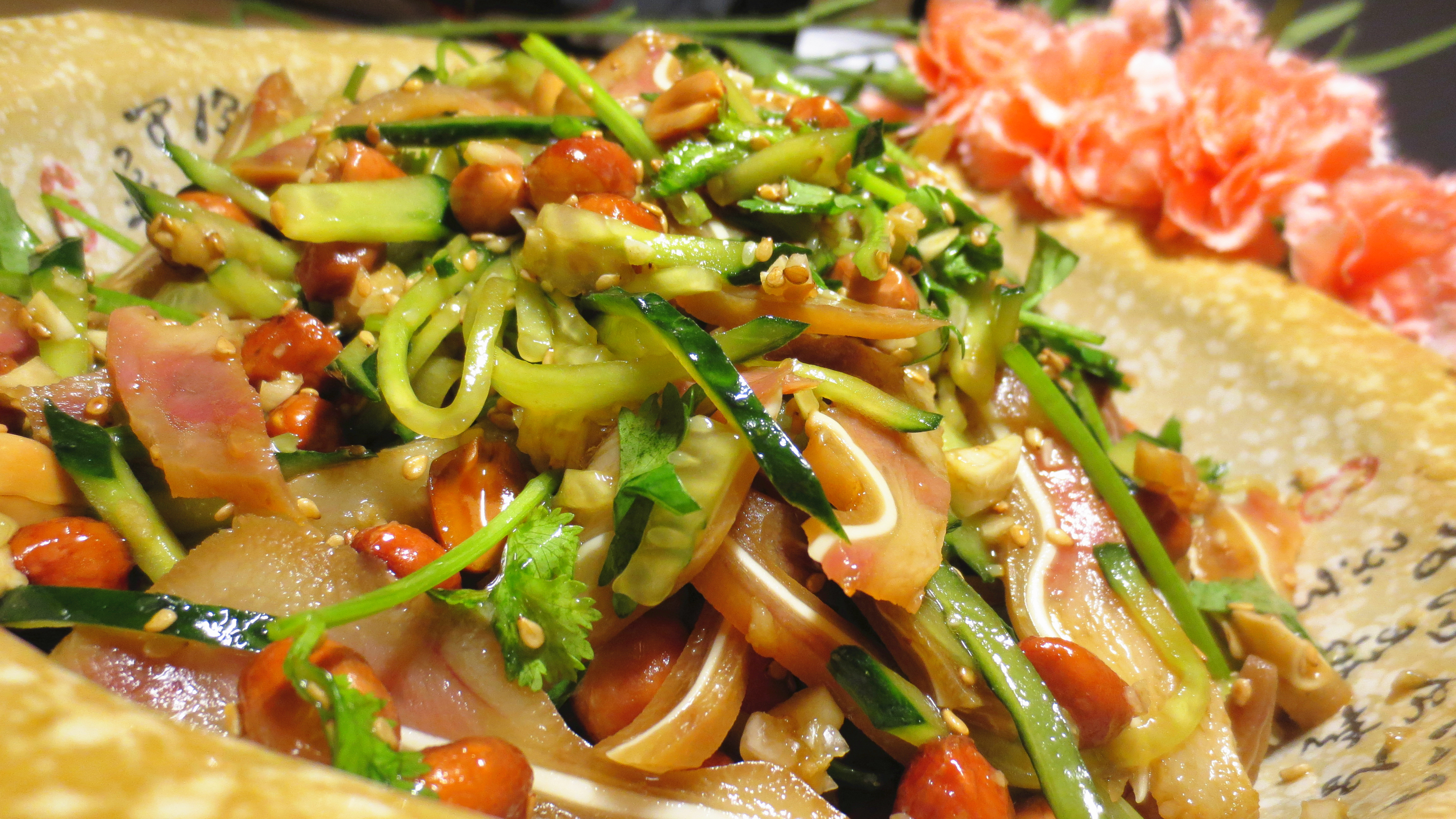 黄瓜拌猪耳朵(家常凉菜千百种,我唯独钟爱这道凉拌猪耳朵,简单好做又