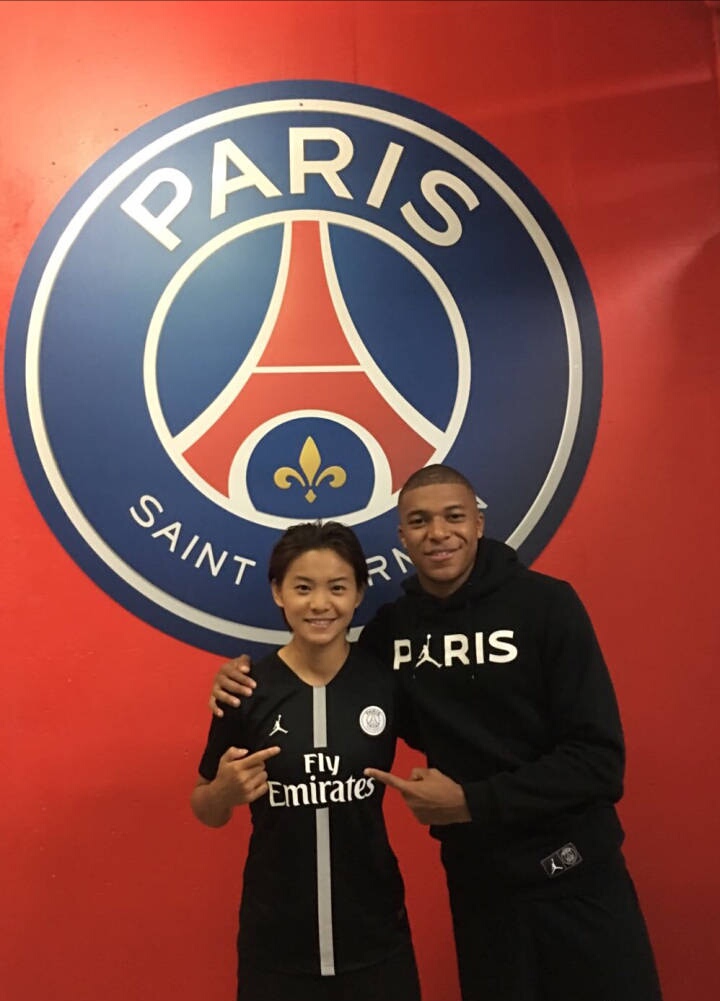 姆巴佩女友王霜照片(王霜晒与姆巴佩合影引围观,网友:姆巴佩把你的手