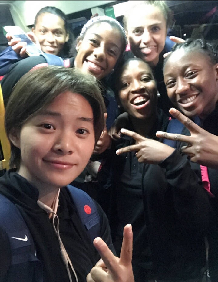 姆巴佩女友王霜照片(王霜晒与姆巴佩合影引围观,网友:姆巴佩把你的手