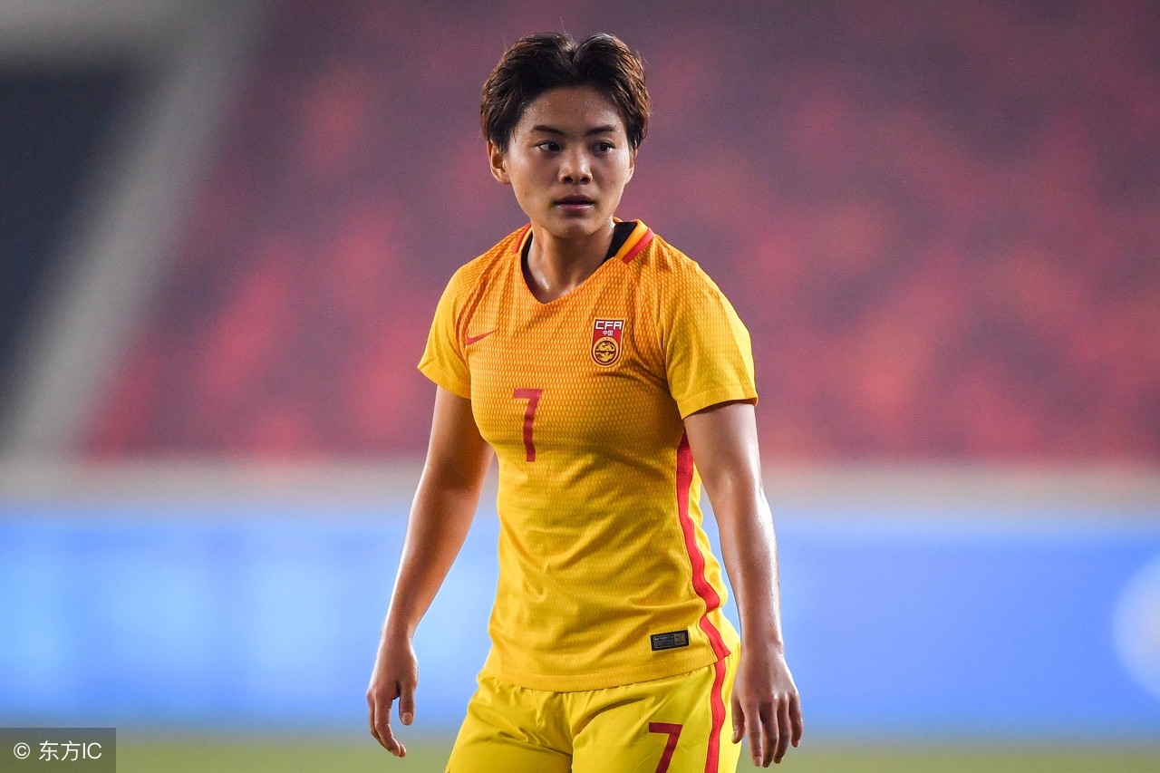 姆巴佩女友王霜照片(王霜晒与姆巴佩合影引围观,网友:姆巴佩把你的手