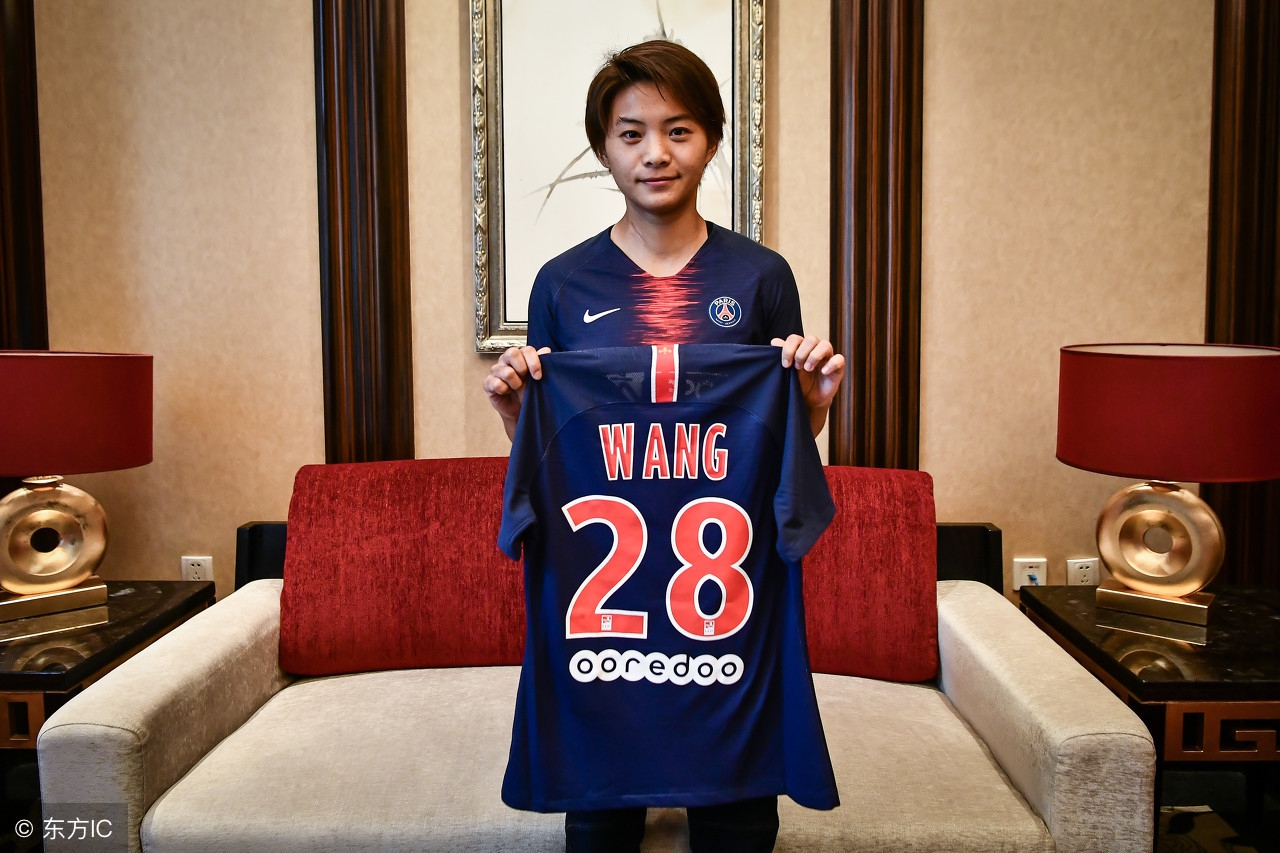 姆巴佩女友王霜照片(王霜晒与姆巴佩合影引围观,网友:姆巴佩把你的手