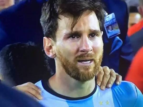 曝梅西输掉百年美洲杯后凌晨2点更衣室独自哭泣 体能师拥抱安慰他