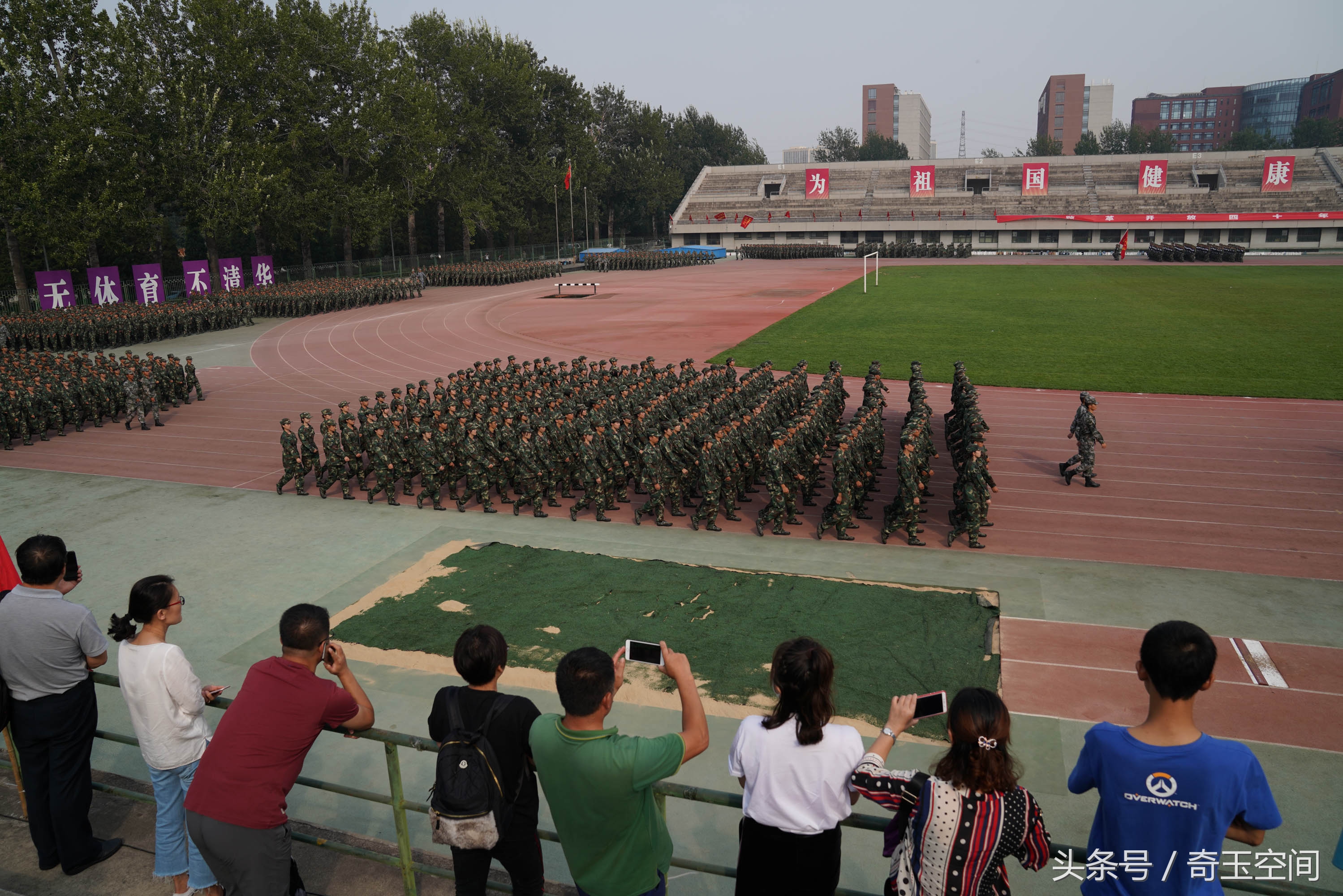 實拍清華新生軍訓結業典禮 現場表演軍體拳