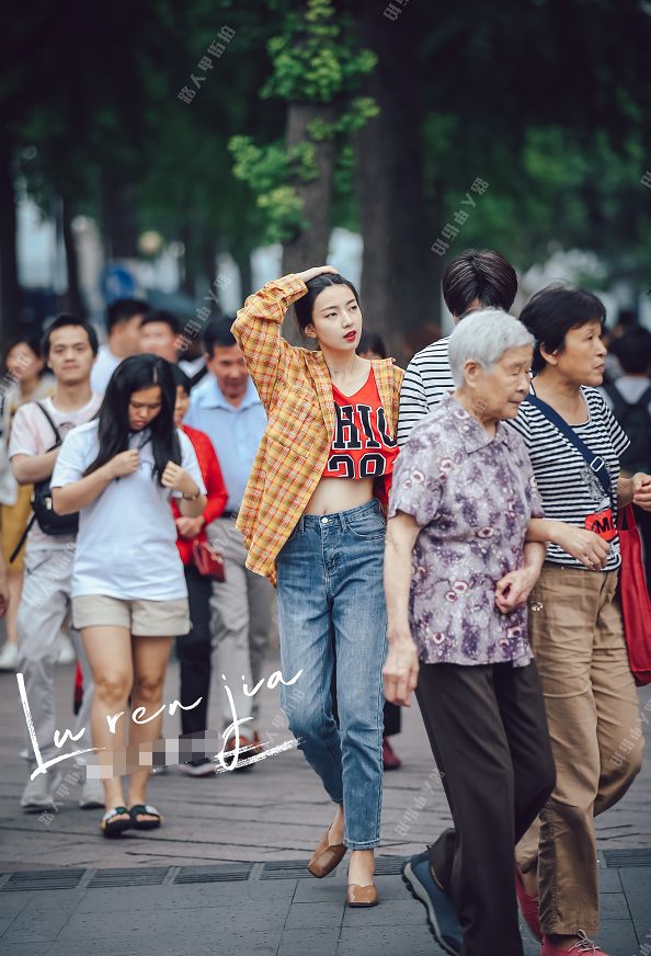 街拍：图二上街穿透视裙，这样隐约的性感美，才最深入人心！