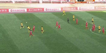 中超外援世界級表演視頻（中超外援世界級的表演！上演1V3瘋狂過人，沖到對方禁區僅用10秒）