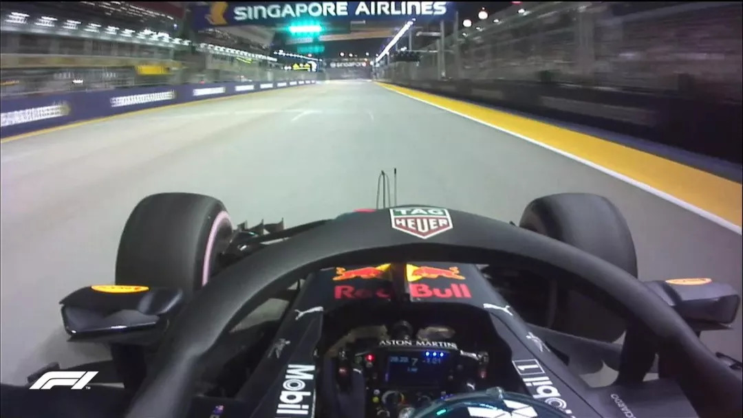 f1汉密尔顿夺杆视频(F1新加坡站排位赛｜“刘一圈”名不虚传！汉密尔顿惊人速度夺杆)