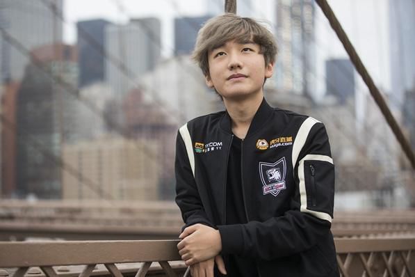 到赛前称自己为clearlove粉丝的小花生所在的rox-tiger的队伍的时候