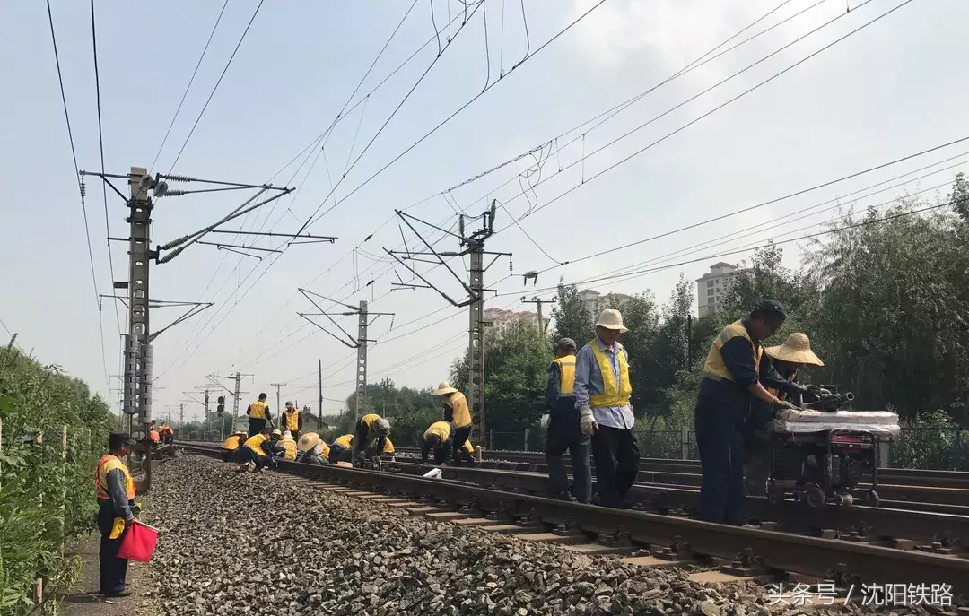 所有旅客，你知道为什么火车运行超平稳，是因为……