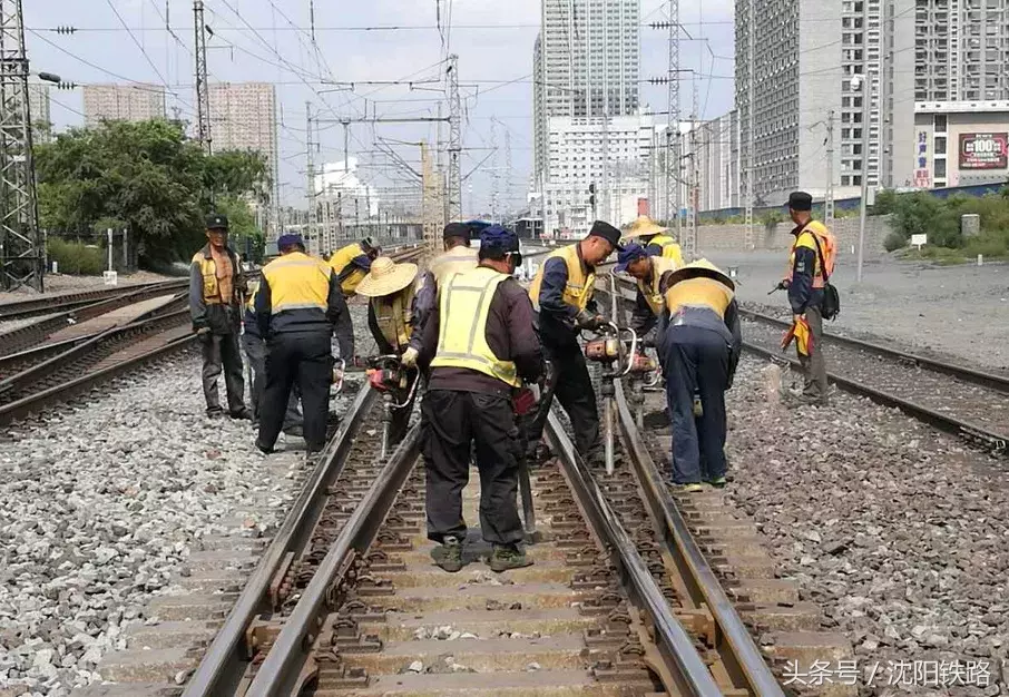 所有旅客，你知道为什么火车运行超平稳，是因为……