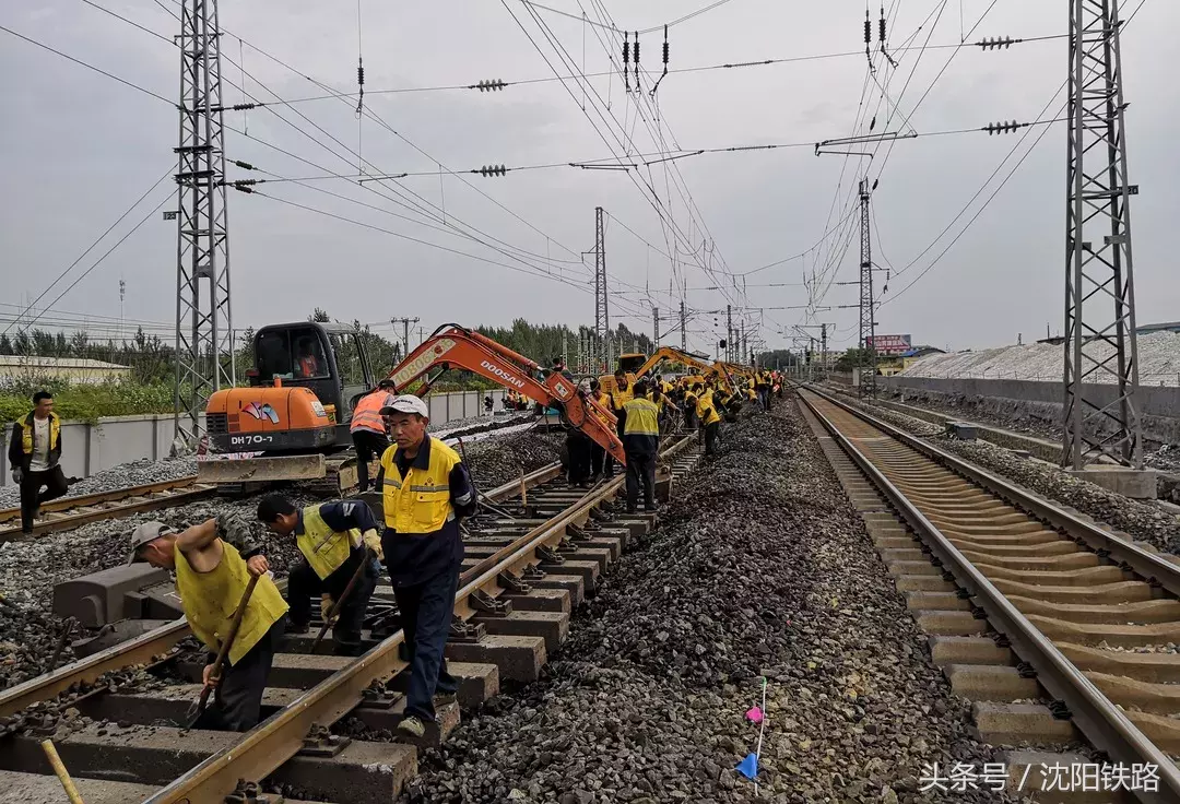 所有旅客，你知道为什么火车运行超平稳，是因为……