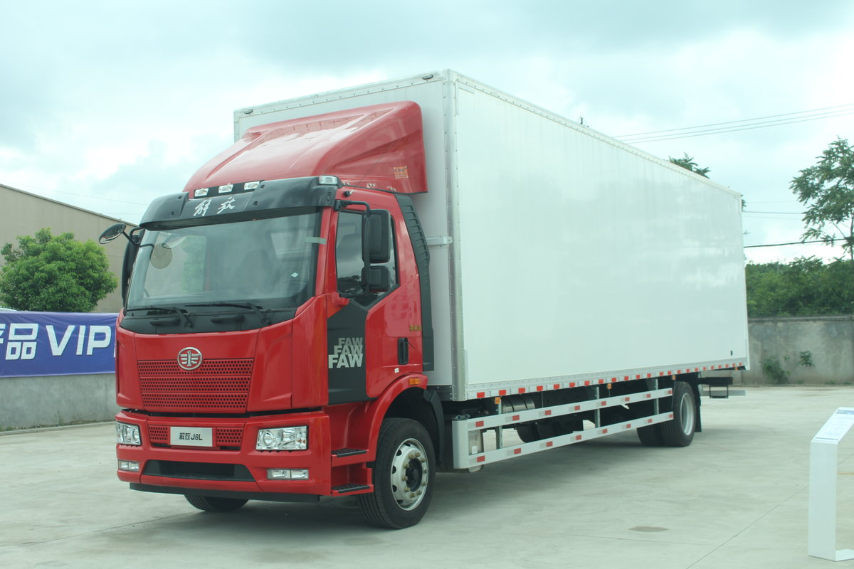 这款解放9米6大单桥载货车货厢有69方