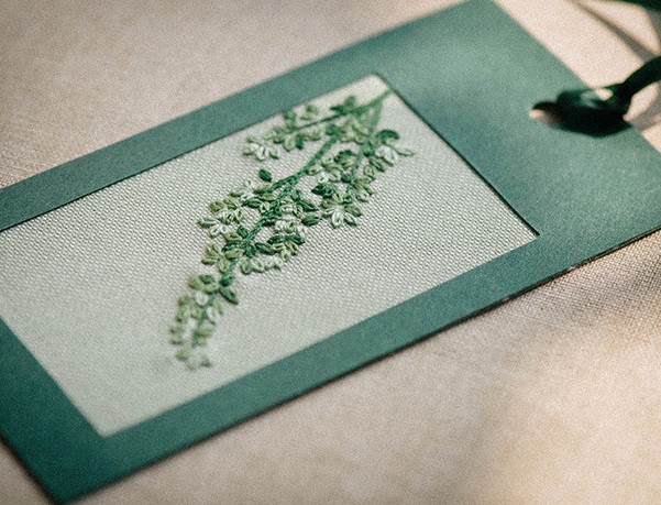 我个人是最喜欢这种书签了,因为这样装饰起来的书签工整挺括,还有点