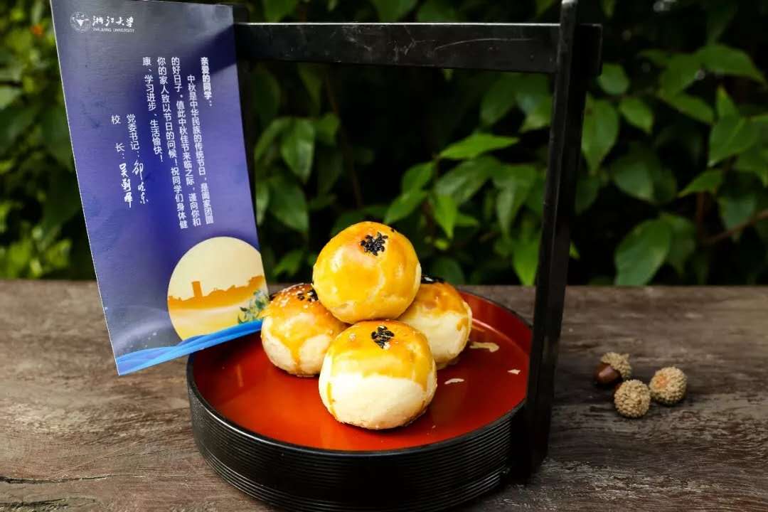 校训月饼、校徽月饼，各大高校纷纷推出个性月饼，学生太有福了！