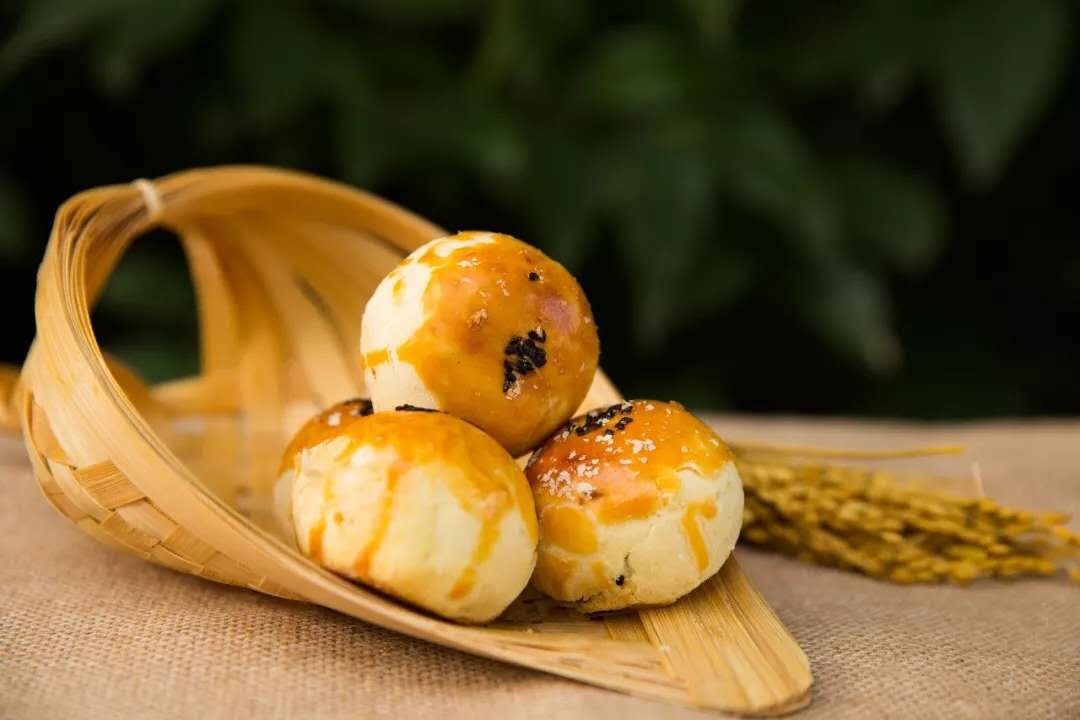 校训月饼、校徽月饼，各大高校纷纷推出个性月饼，学生太有福了！