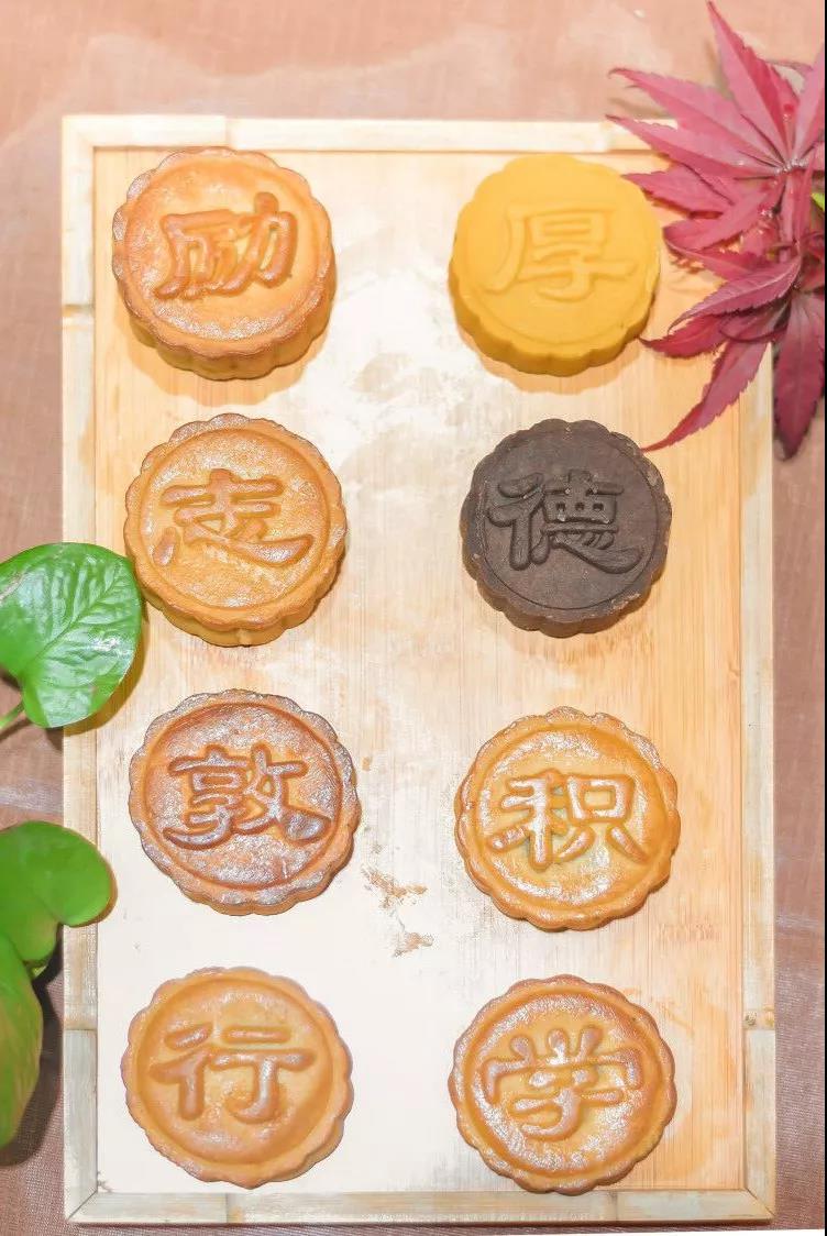校训月饼、校徽月饼，各大高校纷纷推出个性月饼，学生太有福了！