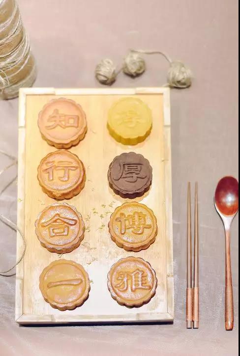 校训月饼、校徽月饼，各大高校纷纷推出个性月饼，学生太有福了！