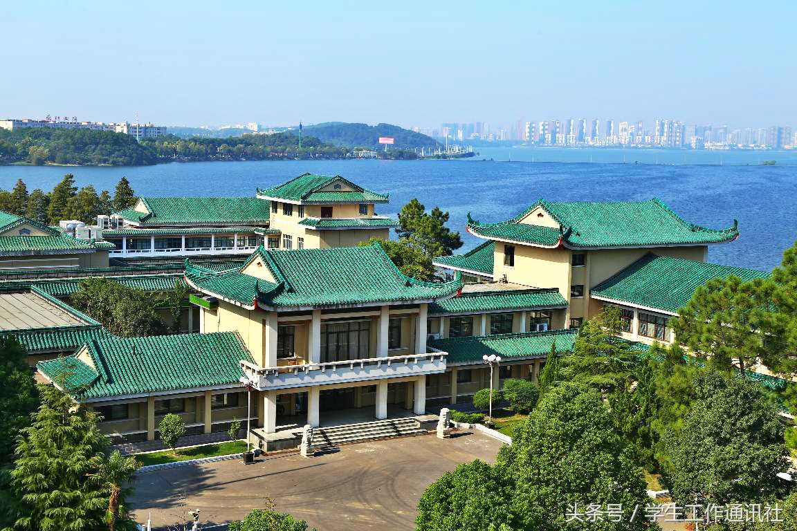 中南民族大学:培养各民族人才的摇篮晴空之下,粼粼南湖水,巍巍双子楼