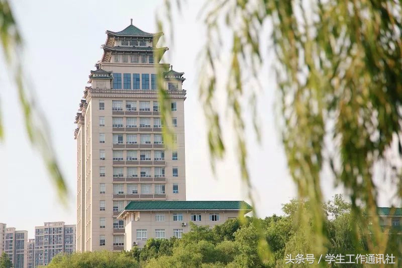 中南民族大学:培养各民族人才的摇篮晴空之下,粼粼南湖水,巍巍双子楼