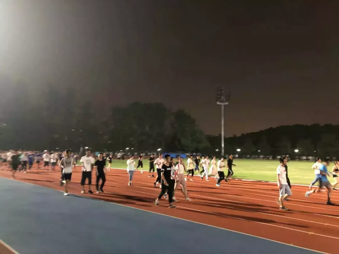 每周第十节课不上啦！浙大鼓励学生体育锻炼，导致操场跑步人数激增