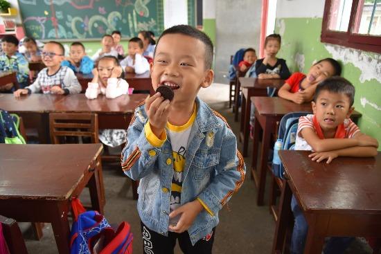 月亮的阴晴圆缺是啥意思？小学生用啃奥利奥学习月相知识