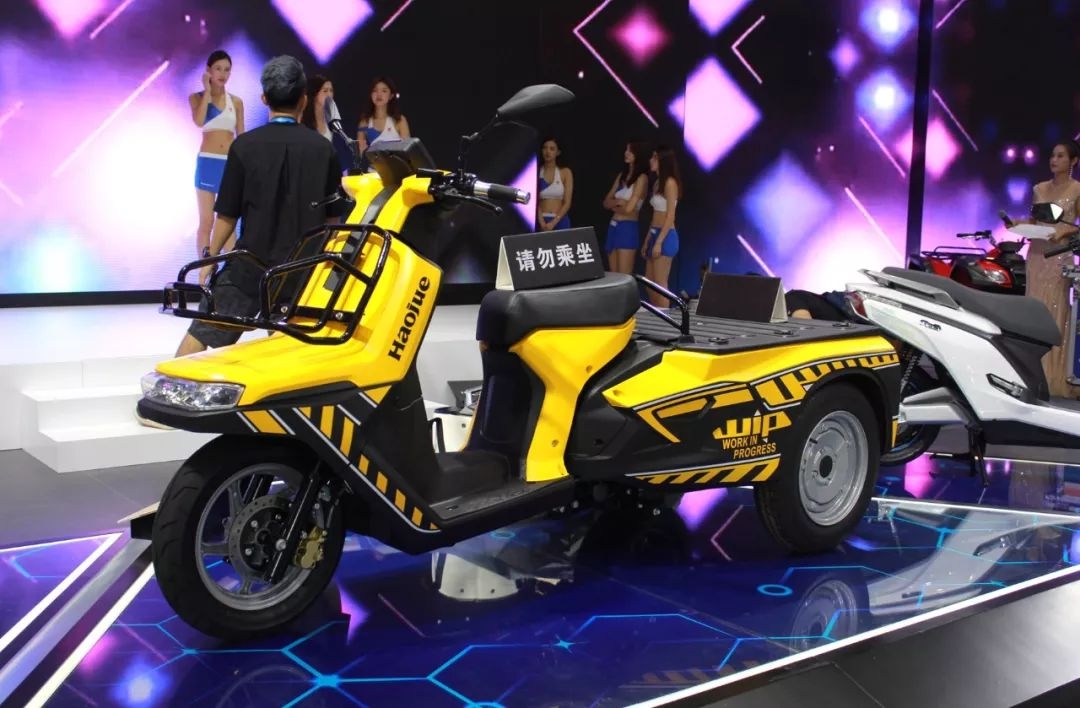 豪爵直列四缸大排量街车再次亮相,推高端电摩将搅局电动车市场!