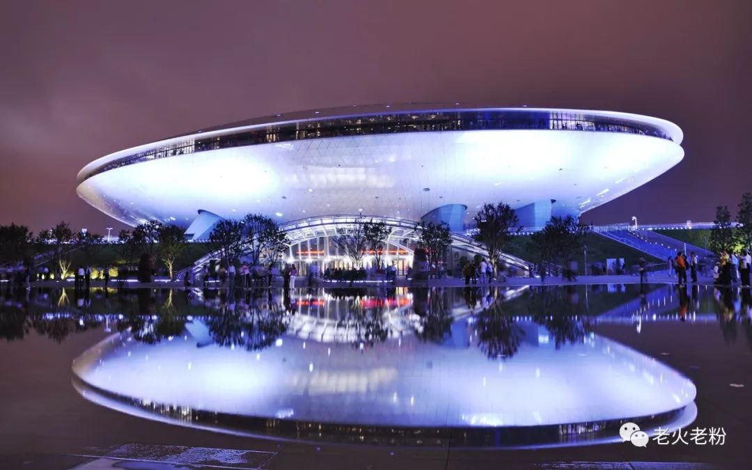 nba中国赛是哪些球场</h2>

<p>　　北京-凯迪拉克中心</p>

<p>　　凯迪拉克中心坐落于长安商业中心开发区，凯迪拉克中心前身为五棵松体育馆，是北京乃至国内非常豪华的体育馆。凯迪拉克中心建筑面积约 6.3万平方米，球馆可容纳20000人左右。凯迪拉克中心举办过多次的国际性篮球赛事，同时也是各种娱乐表演的举办地之一。2016年NBA的中国赛火箭对阵鹈鹕的比赛，曾在这里举办。</p>

<p>　　<img alt=