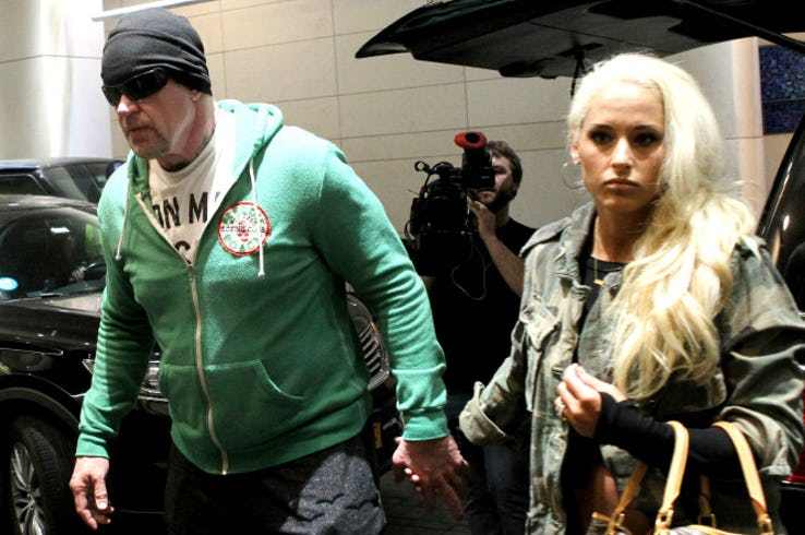 她叫米雪儿麦库尔,喜欢看wwe的粉丝都知道她当年的风采.