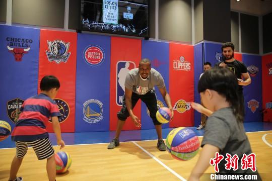 NBA球星保罗·皮尔斯现身成都 亲自教小球迷篮球技巧