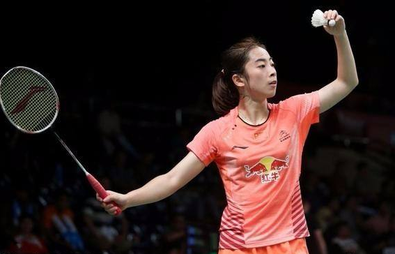 在发球前的上体准备姿势:持拍手采用正手握拍的方式,自然举拍,持球手