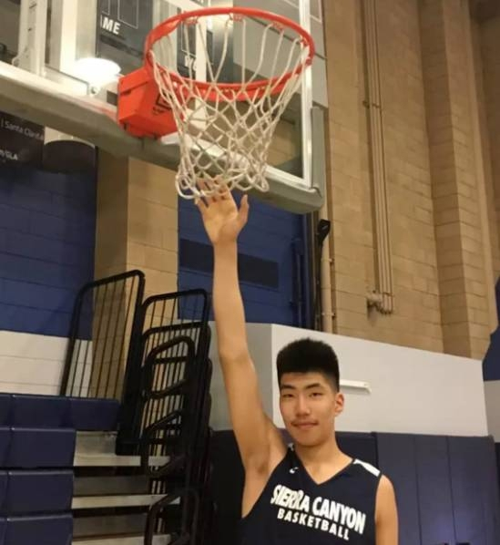 余嘉豪个人资料身高(男女篮中锋15岁儿子2米21!