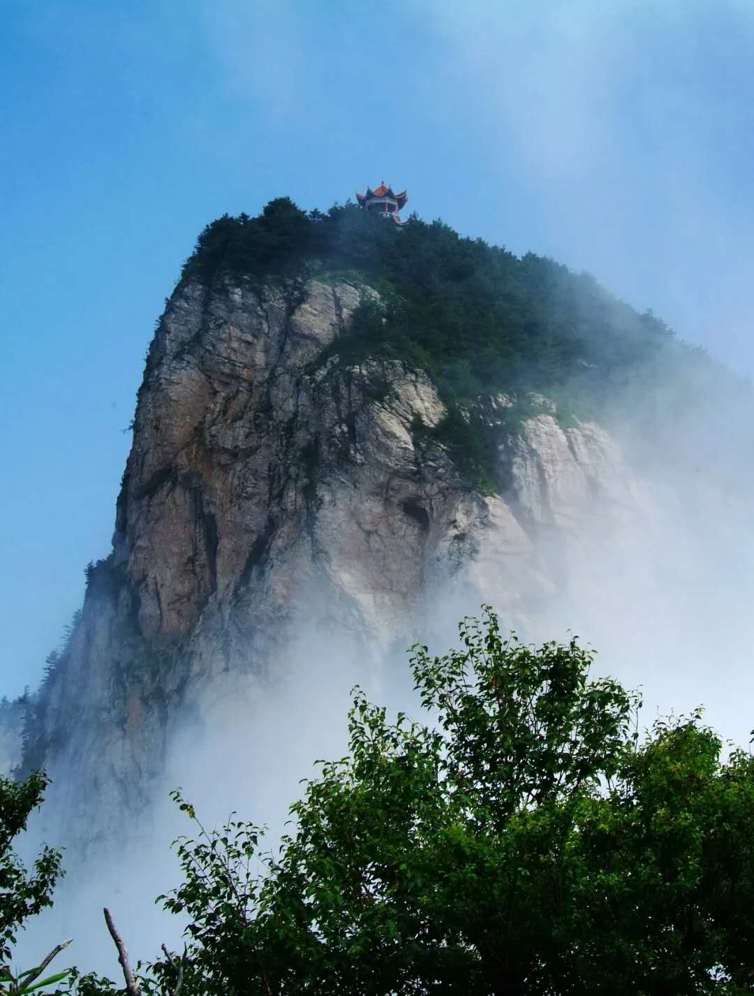 河南登高新玩法：脚下就是千米悬崖，玩的就是心跳！