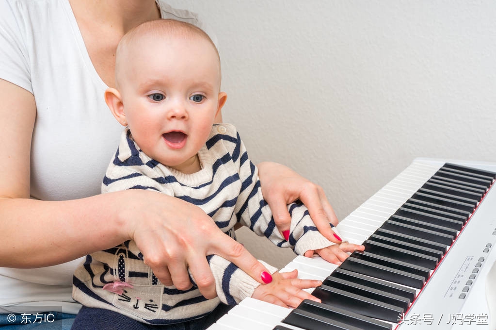 让孩子学钢琴并不是为了让他成为钢琴家，孩子学习音乐的好处太多