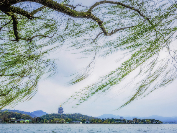 日暮倚风归棹急,一钩新月挂瑶岑.渐无健思供吟笔,赖有寒光映客心.