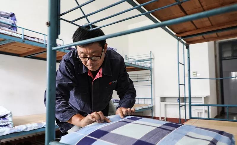 51岁泥瓦匠考上济宁职业技术学院，又被迫辍学养家，舍友：等你回来！