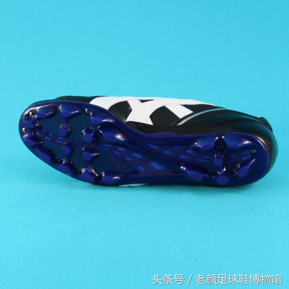 足球比赛为什么没人用护膝(中国足球落后的程度令人惊恐，足协裁判数鞋钉后不让球员上场？)