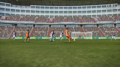 实况足球怎么控制射门方向（《实况足球2013》怎么控向射门 神技控向射门详细教学）