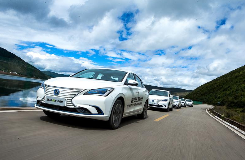 430km的综合续航为何“黯然失色”？行驶太优秀，试长安逸动EV460