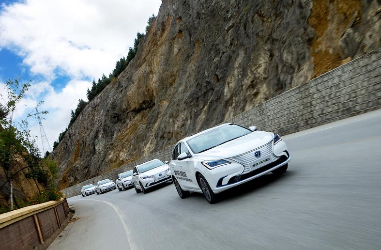 430km的综合续航为何“黯然失色”？行驶太优秀，试长安逸动EV460