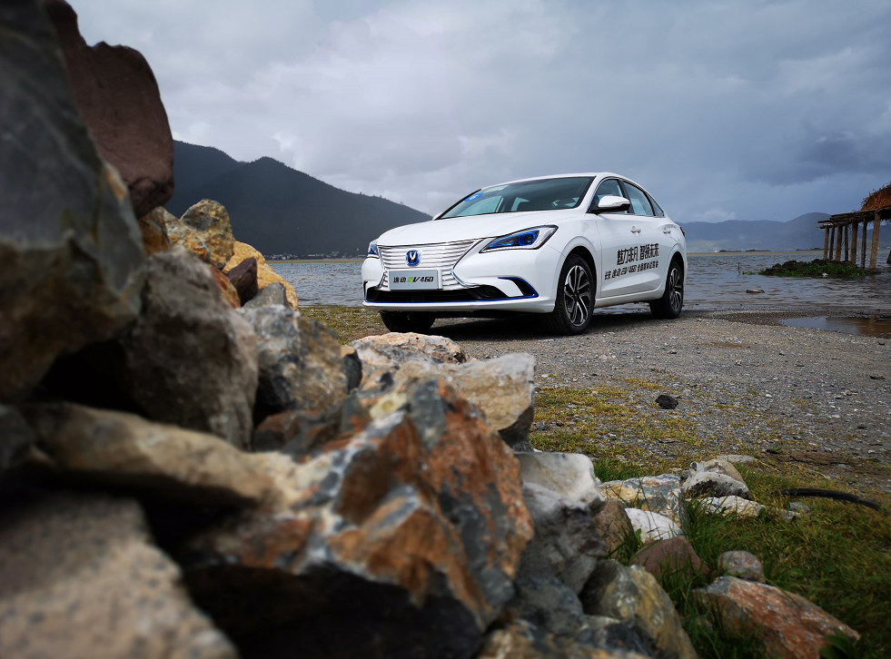 430km的综合续航为何“黯然失色”？行驶太优秀，试长安逸动EV460