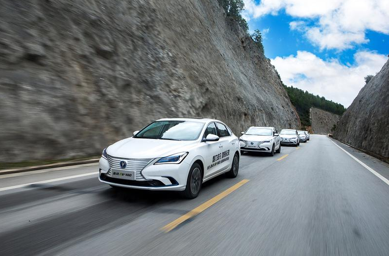 430km的综合续航为何“黯然失色”？行驶太优秀，试长安逸动EV460