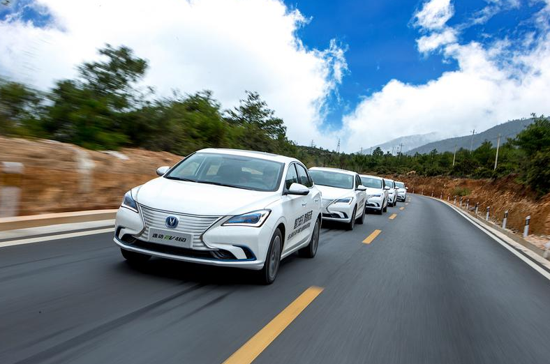 430km的综合续航为何“黯然失色”？行驶太优秀，试长安逸动EV460