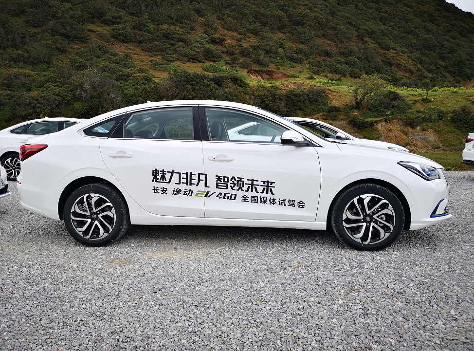 430km的综合续航为何“黯然失色”？行驶太优秀，试长安逸动EV460